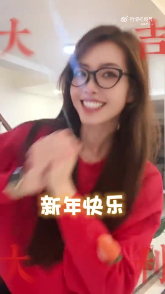 希然初一拜年视频:新年红!超正红色卫衣沾喜气